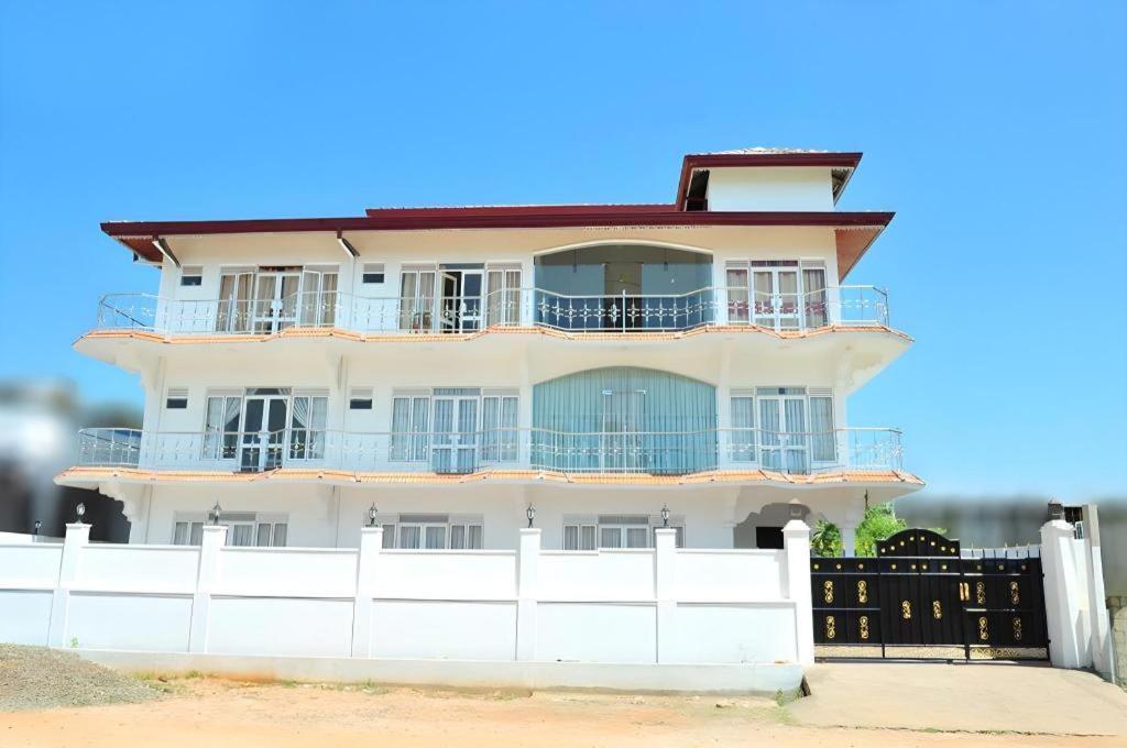 Hotel Glee Trincomalee Dış mekan fotoğraf